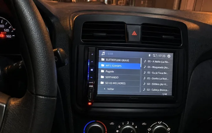 Multimídia automotiva tocando pasta Eletrofunk Deboxe 320kbps