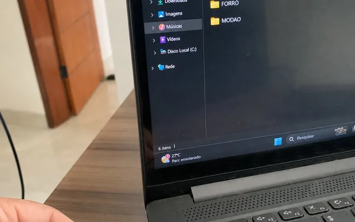 Notebook copiando pastas organizadas Deboxe para pendrive USB